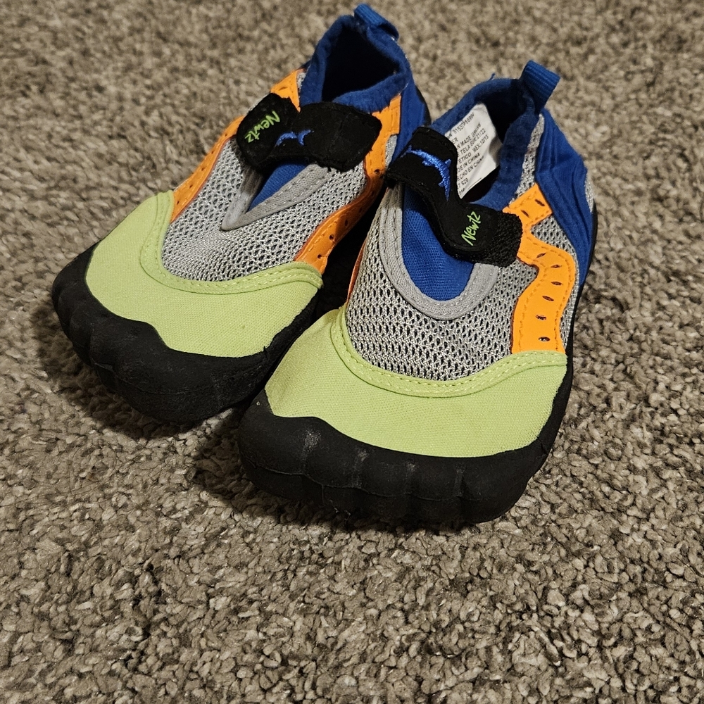 Kids water shoes size 5/6